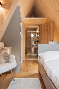 A bed or beds in a room at Collis Hill Chalets & Hotel