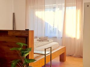 a room with a bed and a window at Die Art Farm I Group Rental near Frankfurt I Messe in Schoneck