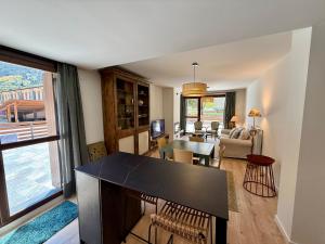 Una sala de estar con una mesa y un comedor. en Villmor - B51 - La Terraza de Benasque, en Benasque