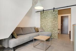 una sala de estar con un sofá y una mesa en Beautiful 'tiny house' in Utrecht City Center, en Utrecht