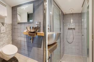 un baño con lavabo e inodoro en Beautiful 'tiny house' in Utrecht City Center, en Utrecht 20 fotos más