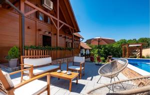 une terrasse avec des chaises, une table et une piscine dans l'établissement Four-Bedroom Holiday Home In Velika Buna, à Velika Buna 37 autres photos