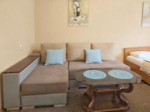 un salon avec un canapé et une table dans l'établissement Home Hotel Apartments on Lva Tolstogo, à Kiev