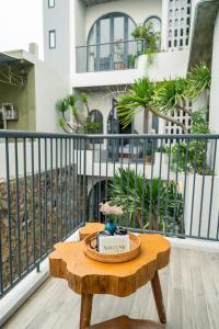 een tafel met een taart op het balkon bij Gom House by BRIO in Da Nang
