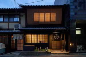 een gebouw met een bord aan de voorgevel bij YADORU KYOTO HANARE Tsukikage No Yado in Kyoto