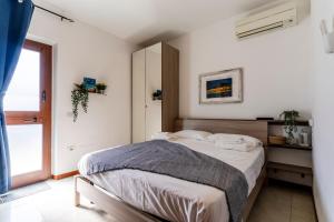 Ένα ή περισσότερα κρεβάτια σε δωμάτιο στο Un Sogno Al Mare