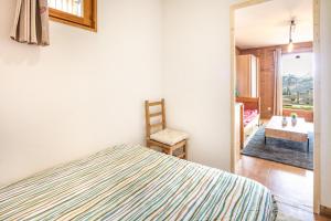 ein Schlafzimmer mit einem Bett, einem Tisch und einem Stuhl in der Unterkunft NOEMA - vue montagne in La Toussuire + 9 Fotos