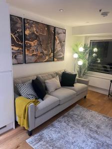 Posezení v ubytování New 1 Bed Apartment 12 mins to Central London and Gatwick Airport