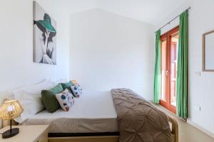 Una habitación blanca con una cama y una ventana. en Villa Emerald private compound swimming pool, en SantʼAnna Arresi 28 fotos más