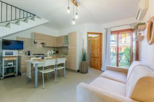 una sala de estar con un sofá y una mesa en Villa Emerald private compound swimming pool, en SantʼAnna Arresi