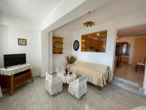 Μια τηλεόραση ή/και κέντρο ψυχαγωγίας στο Kymi's apartment