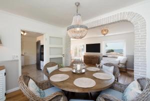 Un comedor con mesa y sillas en Villa Lotsenhaus, en Neustadt in Holstein