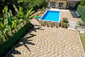 Una vista aérea de una piscina en un patio trasero. en Villa Lile, en Batumi 17 fotos más