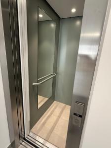 eine ebenerdige Dusche mit Glastür in der Unterkunft ElbeCity Apartment in Dresden + 22 Fotos