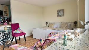 a living room with a couch and a bed at 6-401, Extravagante Strandwohnung, Art Nouveau meets französischen Landhausstil! 1Zimmer in Westerland (Sylt)