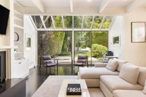 Χώρος καθιστικού στο Malibu Reserve by Stay Awhile Villas