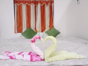 En eller flere senge i et værelse på Sai Ganesh Cotteg