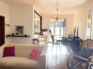 un salon avec un canapé blanc et des chaises dans l'établissement Casa Lisa a Casale Marittimo by Zoom In Earth, à Casale Marittimo