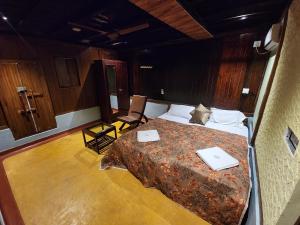 Postel nebo postele na pokoji v ubytování Riverine Heritage Resort