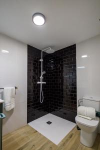 ペニスコラにあるApartamento Can Feliuの黒レンガの壁のバスルーム(シャワー付)