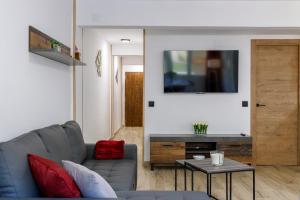 ペニスコラにあるApartamento Can Feliuのソファとテーブルのあるリビングルーム