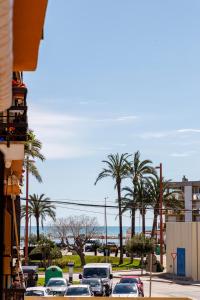 ペニスコラにあるApartamento Can Feliuのヤシの木の立ち並ぶ駐車場