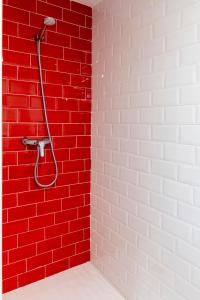 ペニスコラにあるApartamento Can Feliuの赤いレンガの壁とシャワー付きのバスルーム +22枚の写真