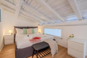 Ένα ή περισσότερα κρεβάτια σε δωμάτιο στο Porto Rotondo CENTRO, Elegante Loft con Piscina