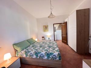 a small bedroom with a bed and a table at Villa Biba tra Lucca e Pisa in Avane