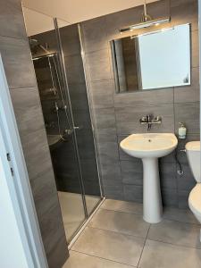 a bathroom with a shower and a sink at Willa WIBOR ulica Tęsknoty 5 Dziwnów in Dziwnów +49 photos