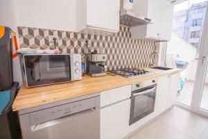 a kitchen with a counter top with a microwave at SeaBreeze Gallipoli - Lido San Giovanni in Gallipoli