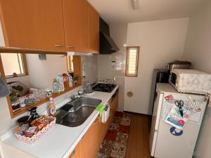 Kuchyň nebo kuchyňský kout v ubytování Ueno house 上野 独栋 超大浴室 和式 彩虹堀切菖蒲园站 四木站 高级日式建筑 免费停车場