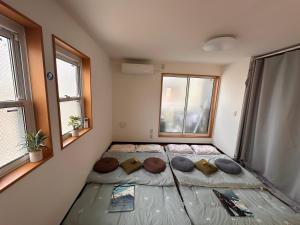 Postel nebo postele na pokoji v ubytování Ueno house 上野 独栋 超大浴室 和式 彩虹堀切菖蒲园站 四木站 高级日式建筑 免费停车場