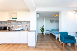 een keuken en een woonkamer met een bed op de achtergrond bij Apartman Tekoma Herceg Novi in Herceg-Novi