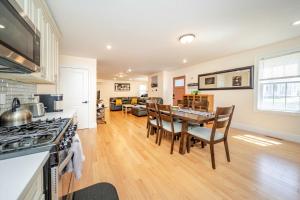 a kitchen and living room with a table and chairs at 37 - 3BR Quincy - Cozy Townhouse near Adams Park in Quincy