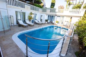 een zwembad in het midden van een huis bij Apartman Tekoma Herceg Novi in Herceg-Novi