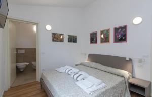 Ένα ή περισσότερα κρεβάτια σε δωμάτιο στο Amazing Home In Solto Collina Bg