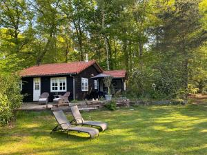 Eefdede Springop的前面有椅子的小房子