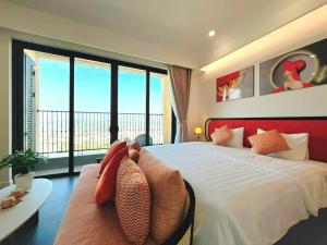 En eller flere senge i et værelse på THE SEA Apartment Hillside Phú Quốc - Sea & Firework View