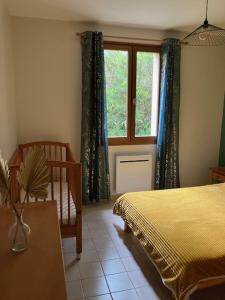 ein Schlafzimmer mit einem Bett und einem Stuhl und einem Fenster in der Unterkunft maison le Rossignol in Châtillon-en-Diois + 19 Fotos