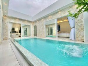 una gran piscina en una casa con bañera en Villa Đà Nẵng LN View, en Da Nang 3 fotos más