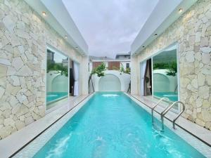 una piscina en medio de una casa en Villa Đà Nẵng LN View, en Da Nang