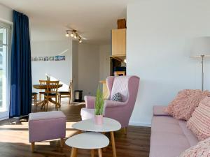 una sala de estar con un sofá y una mesa en Dünenblick Wohnung 24, en Boltenhagen 25 fotos más