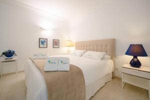 En eller flere senge i et værelse på Apartment Puerto Mar + 3 billeder