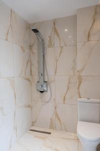 un baño con ducha y WC en Villa Mimoza Apelati by "Elite", en Kerion 34 fotos más