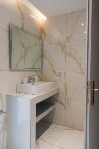 un baño con lavabo y espejo en Villa Mimoza Apelati by "Elite", en Kerion