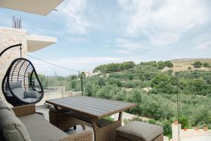 Un patio con una mesa y sillas en un balcón. en Villa Mimoza Apelati by "Elite", en Kerion