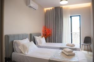 Una habitación de hotel con dos camas y una ventana. en Villa Mimoza Apelati by "Elite", en Kerion