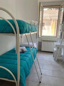 Una litera en una habitación con ventana. en Dedo Suite, en Brindisi 14 fotos más