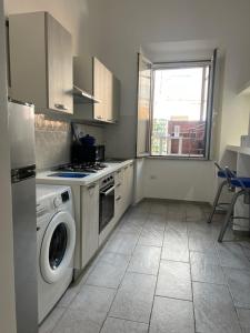 una cocina con lavadora y lavadora en Dedo Suite, en Brindisi